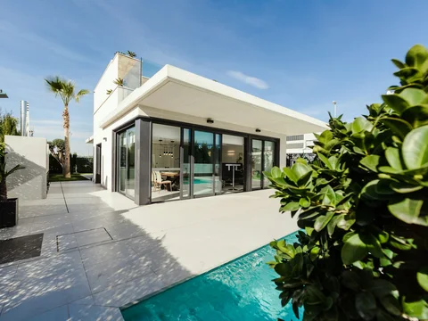 Quincho con parrilla, pérgola de madera y pileta